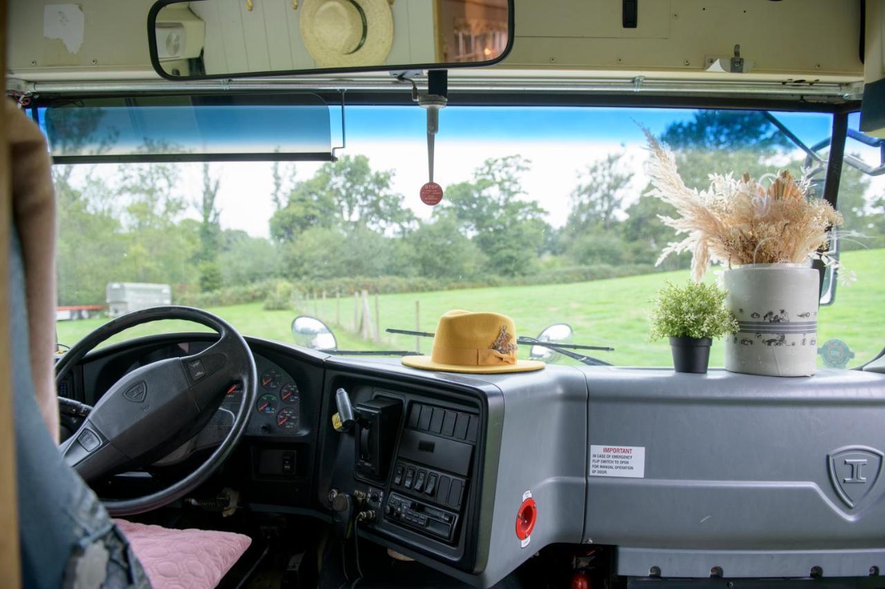 American School Bus Retreat With Hot Tub In Sussex Meadow Укфилд Экстерьер фото