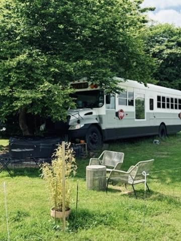 American School Bus Retreat With Hot Tub In Sussex Meadow Укфилд Экстерьер фото